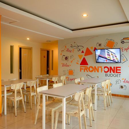 Front One Budget Malang by Azana Buitenkant foto