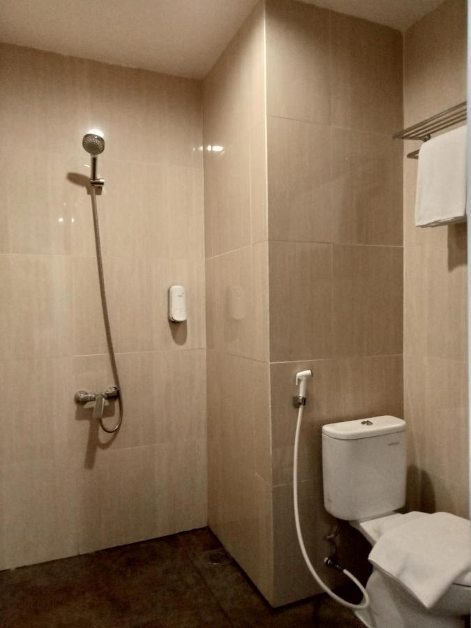 Front One Budget Malang by Azana Buitenkant foto