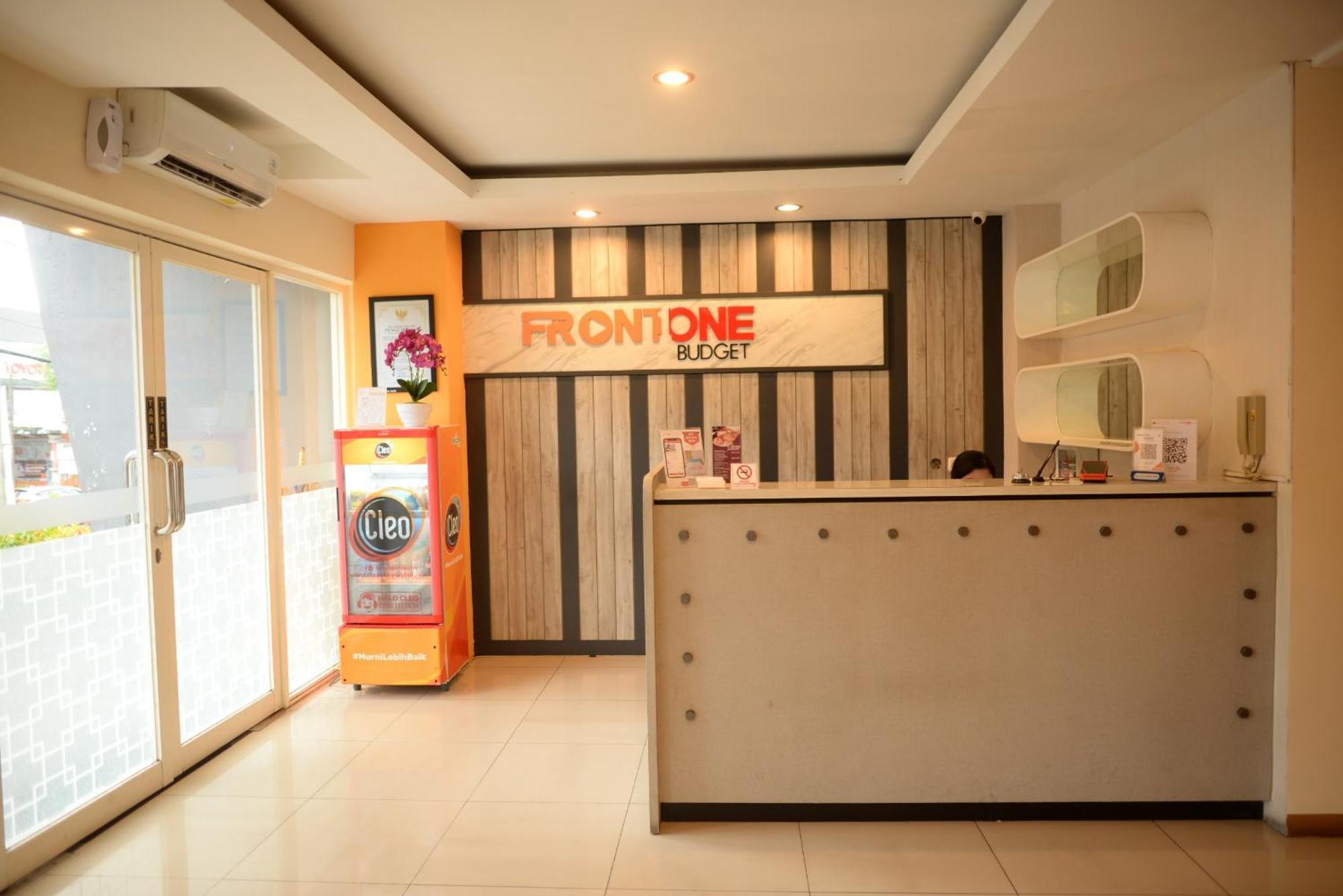 Front One Budget Malang by Azana Buitenkant foto
