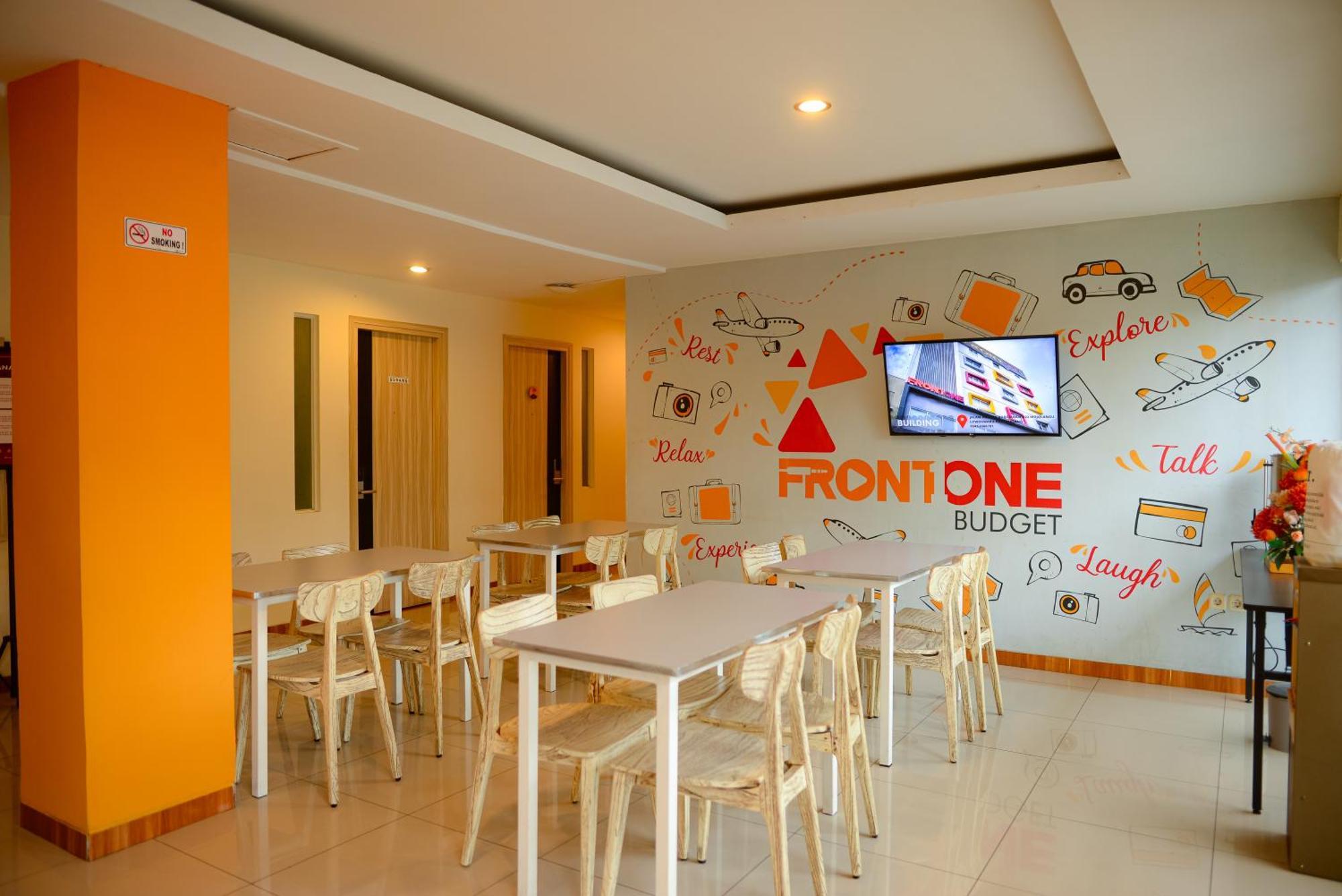 Front One Budget Malang by Azana Buitenkant foto