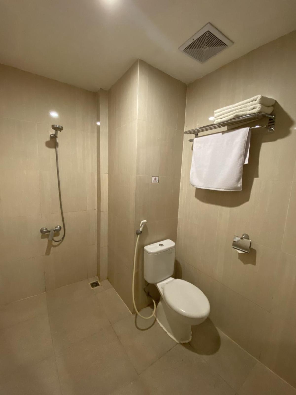 Front One Budget Malang by Azana Buitenkant foto